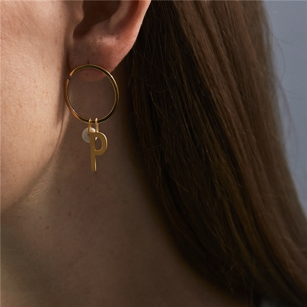 Design Letters Earring Hoops 24 mm Gold (Bild 3 av 3)