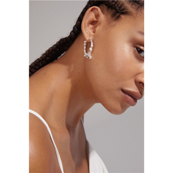 26231-6073 ANA Pearl & Crystal Hoops (Bild 2 av 3)