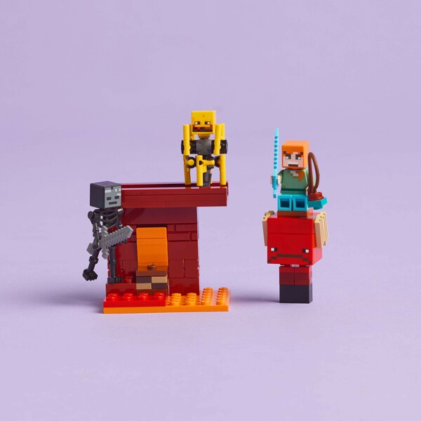 21266 LEGO Minecraft Lavastriden i Nether (Bild 6 av 6)
