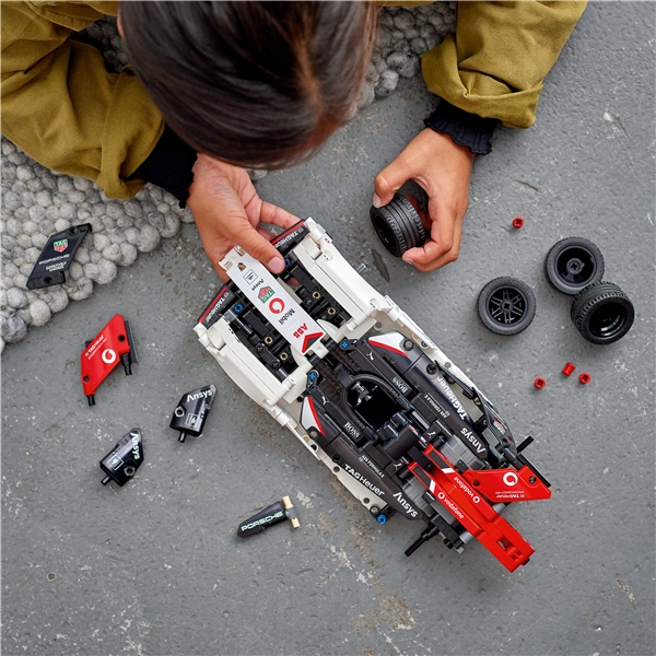 42137 LEGO Technic Formula E Porsche 99X Electric (Bild 4 av 6)