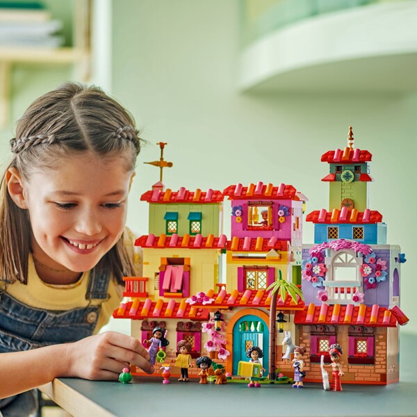 43245 LEGO Disney Familjen Madrigals Magiska Hus (Bild 5 av 6)