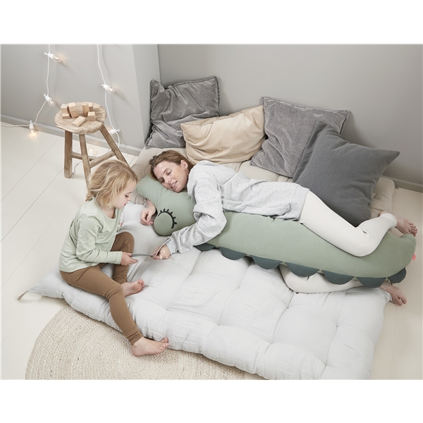 Done By Deer Comfy Body Pillow Croco (Bild 5 av 5)