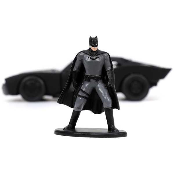 Batman Figur med 2022 Batmobile 1:32 (Bild 2 av 4)